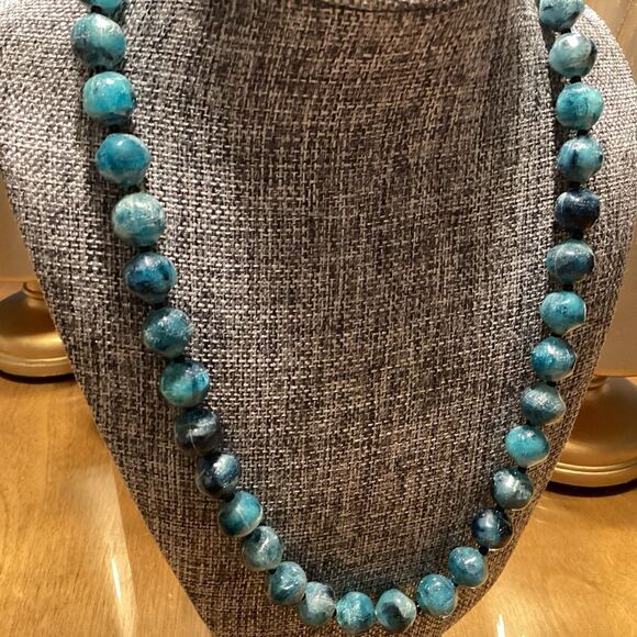 Vintage Blue Tones Acrylic Bead Necklace with Goldtone Push In Clasp - Picture 3 of 7